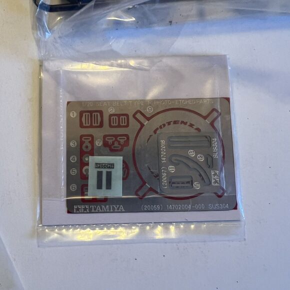 Red Bull Racing Renault RB6 F1 Racing Tamiya 1/20 Model Sebastian Vettel - Picture 16 of 16